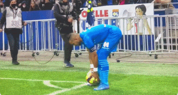 瓦伦西亚主席：大家的沮丧可以理解，但骂我家人没有意义（瓦伦西亚主席：理解沮丧情绪，但请不要辱骂我的家人）