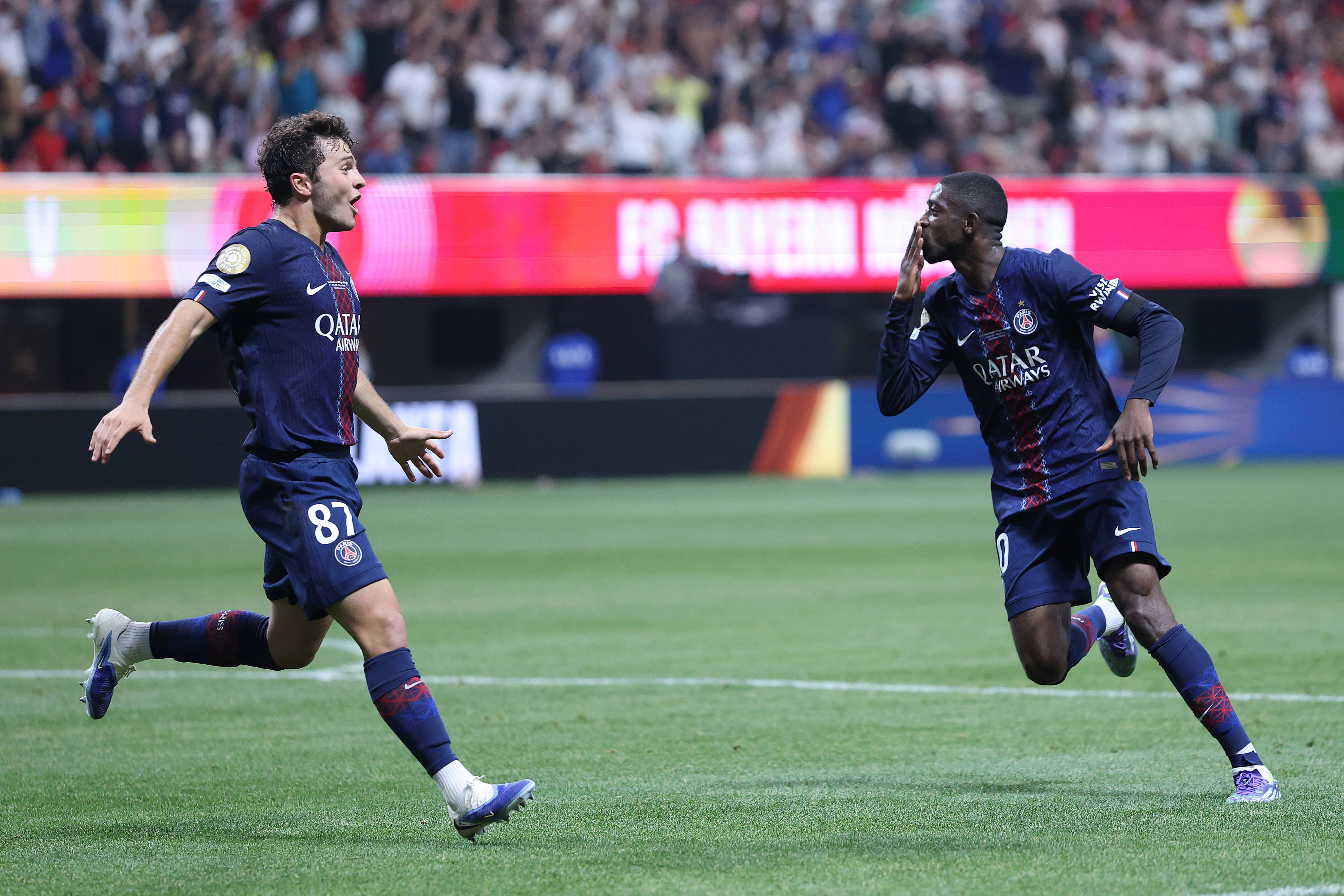 篮球湖人球迷为球队准备应援物