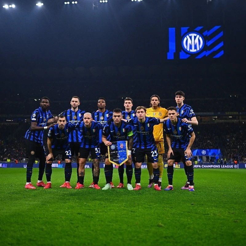 成都蓉城在中超和足协杯表现不佳，古尔芬克尔可能离队，周定洋面临续约问题，俱乐部需补强阵容。（双线低迷的成都蓉城：古尔芬克尔或离队、周定洋续约成疑，补强迫在眉睫）