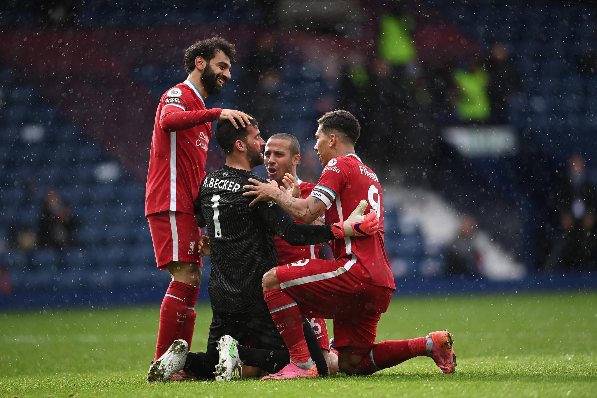 足球巴萨后防大将伤缺四周，主帅表情凝重（巴萨后防核心伤停四周，主帅神情严峻）