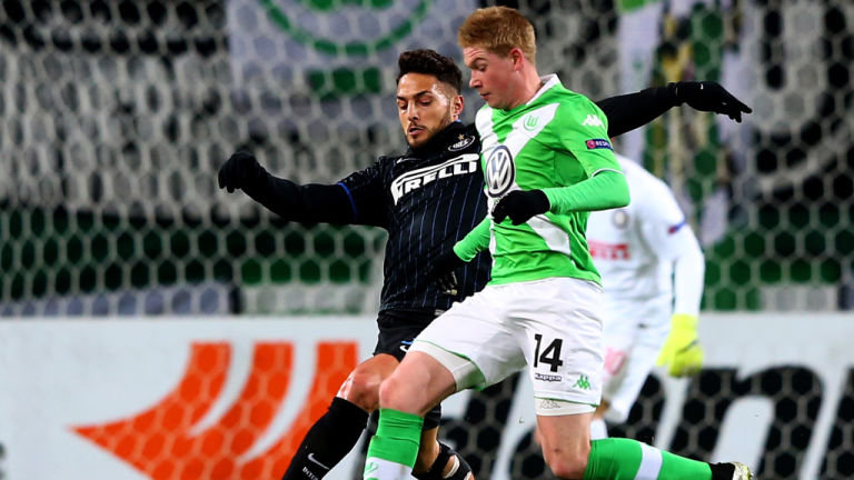 莲湖区机场小学：飞翔少年勇拼搏 绿茵场上展风采