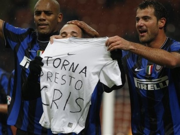 亚泰为客场全勤球迷颁发纪念证书，谭龙、徐浩峰等人参与颁奖